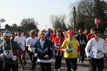 Pusztaszabolcs N�gy �vszak maraton fut�verseny rajt